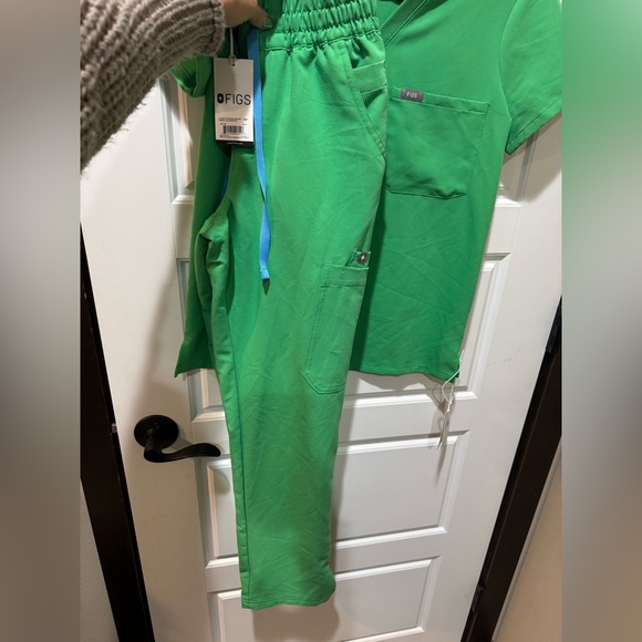 Figs Vibrant Figs Green Jogger Scrub Pants and Top Set NWT - Picture 6 of 8